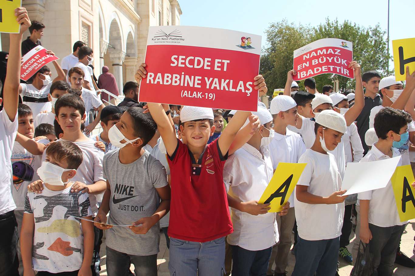 Adana'da yüzlerce çocuk "Hayat Namazla Güzeldir" etkinliğine katıldı